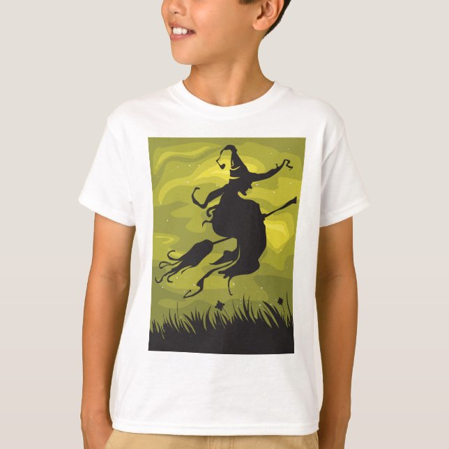 Skrämmande Halloween-häxa flygande på kvaststång T Shirt (Framsida)