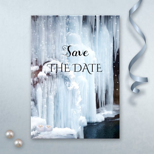 Skrämmande isvinter Bröllopet Spara datumkortet Spara Datumet (Winter wedding Save the Date card featuring a frozen waterfall with sparkling light snow flakes)