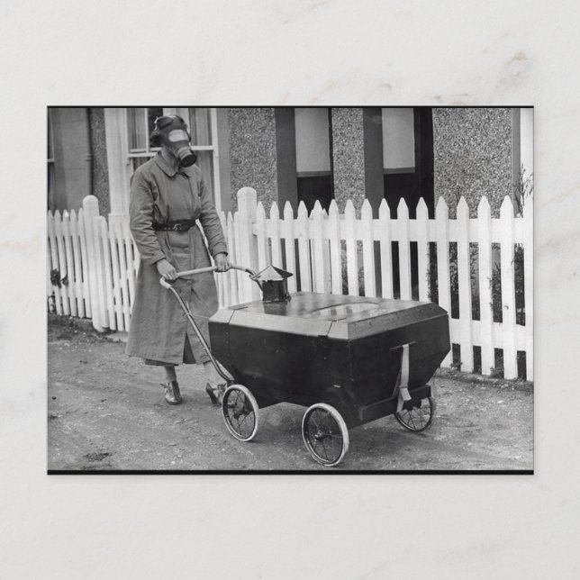 Skrämmande kvinna med gasmaska krigs fotografi vykort (Framsida)