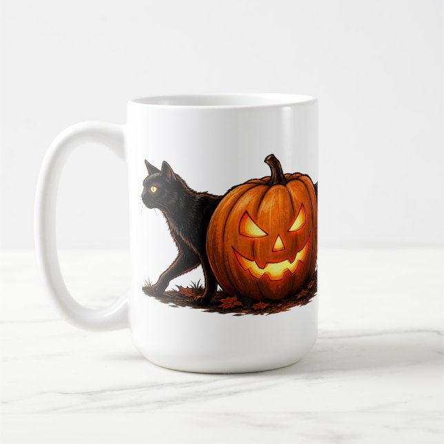 Skrämmande lång svart katt bakom glödande pumpa kaffemugg (Vänster)