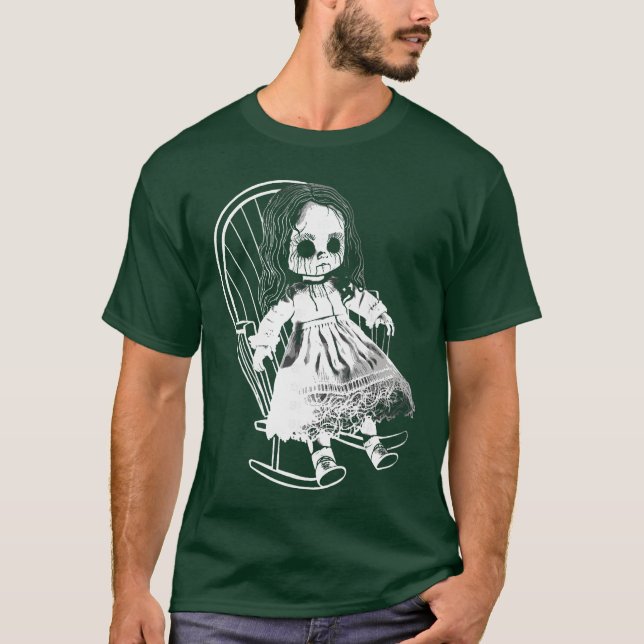Skrämmande mardrömslik hemsk docka sitter i Rocki T Shirt (Framsida)
