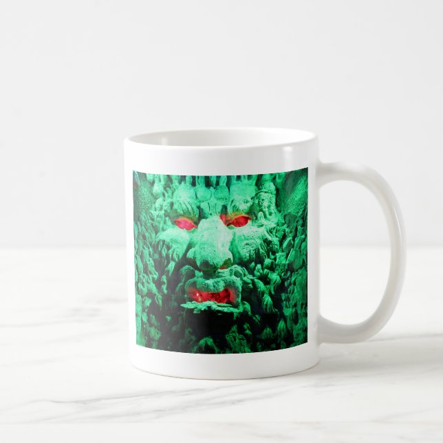 Skrämmande maskerad ansikte i klippsida kaffemugg (Höger)