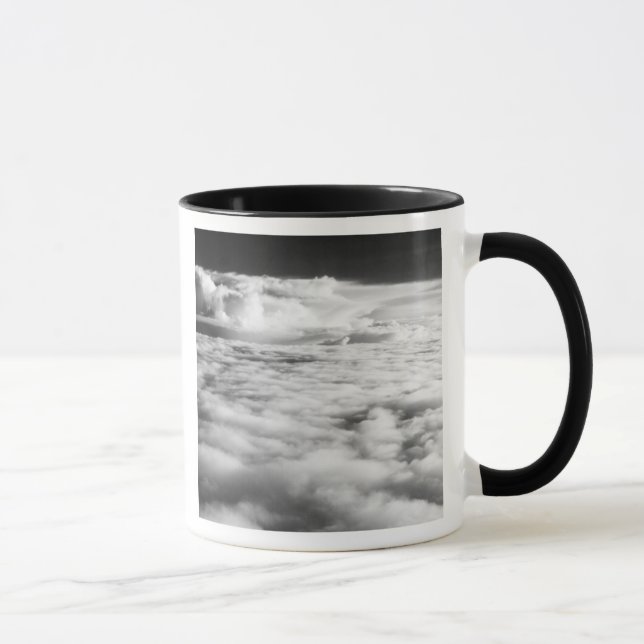 Skrämmande molnlandskap vid soluppgång. 2 mugg (Höger)