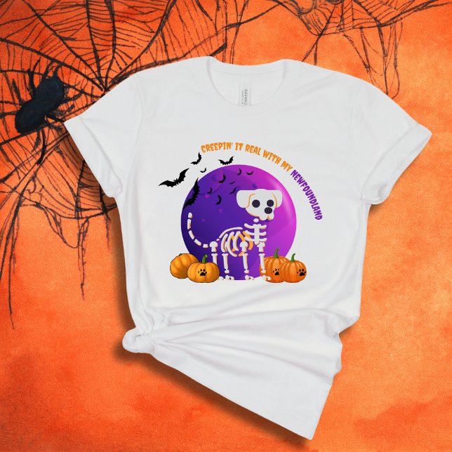 Skrämmande Newfoundland Halloween fullmåne t-shirt (Spooky Halloween t-shirt with a dog skeleton, full moon, pumpkins, bats, and your favorite dog breed)