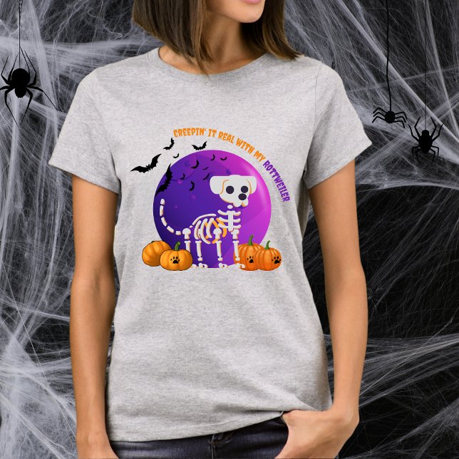 Skrämmande Rottweiler Halloween Fullmåne T-Shirt (Spooky Halloween t-shirt with a dog skeleton, full moon, pumpkins, bats, and your favorite dog breed)