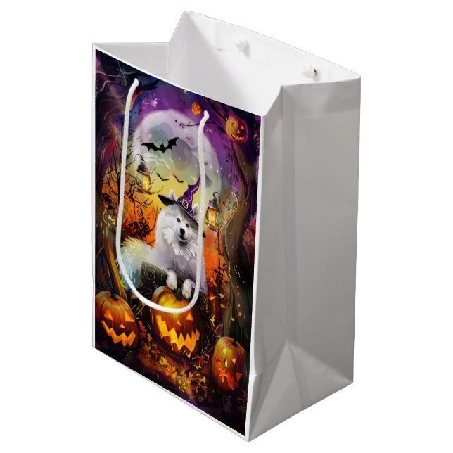 Skrämmande Samojed Hund Halloween Häxa Och Pumpa (Framsidan Vinklad)