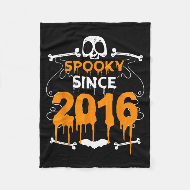 Skrämmande sedan 2016 Halloween Födelsedagspresent Fleecefilt (Framsidan)