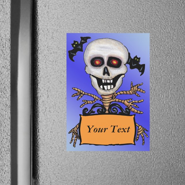 Skrämmande Skalle Träd Varningsskylt Fladdermöss (Fun spooky skeleton red eyes holding orange sign with flying bats overhead on blue magnetic card.)