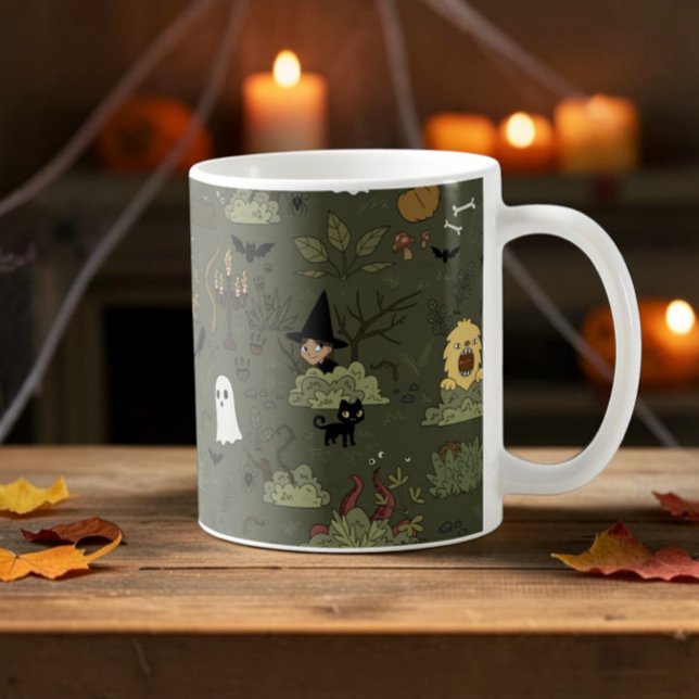 Skrämmande-söt fantasifull spökskog Halloween Kaffemugg (Cute haunted forest mug with cartoon witches, whimsical monsters and ghosts, in a halloween setting)