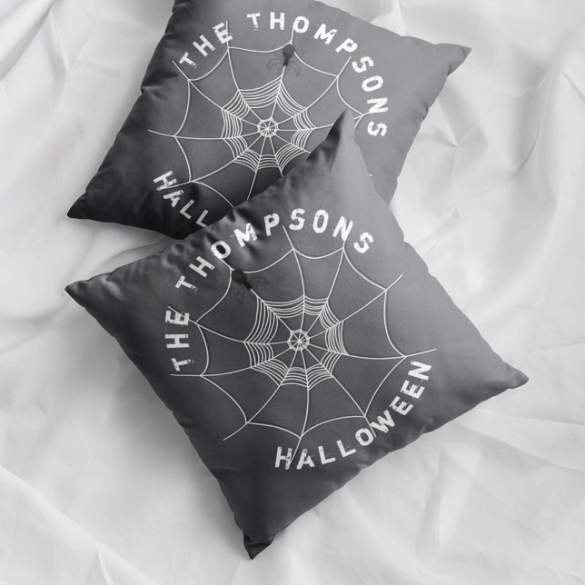 Skrämmande Spindelnät Personlig Familje Halloween Kudde (Spooky spider web Halloween pillow with personalized family name and creepy spider decor.)