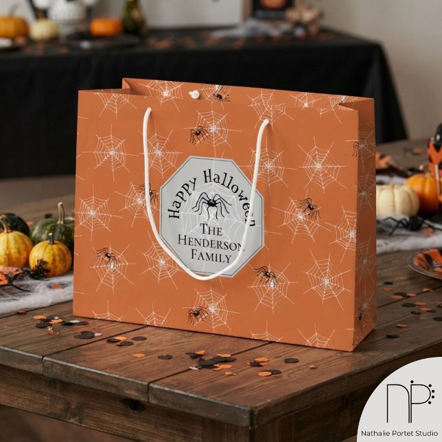 Skrämmande spindelnätsorange presentpåse (spider web Happy Halloween large black orange gift bag for halloween party or october celebration)