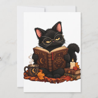Skrämmande svart katt som läser bok Halloween-inbj Inbjudningar