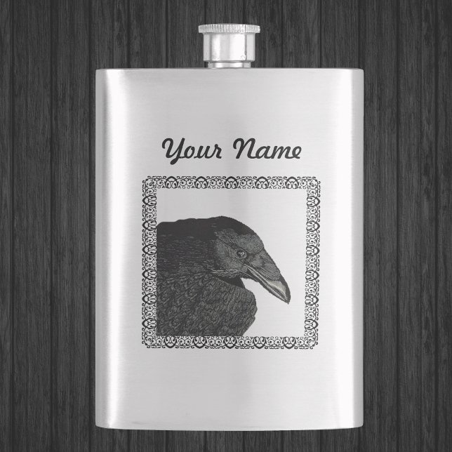 Skrämmande svart kråka korp ansikte fickplunta (Head shoulders of Gothic black crow in ornate black frame on silver drinking flask.)