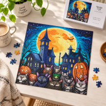 Skrämmande svarta katter i spökby Halloween-natt