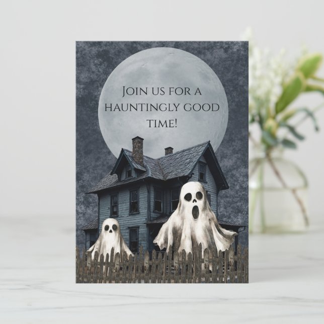 Skrämmande vita spöken på en hemsökt bakgrund inbjudningar (Stående Fram)