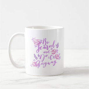 skrämmas och gör det ändå kaffemugg