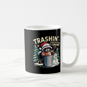 Skräpar igenom snön jul rolig tvättbjörn H Kaffemugg