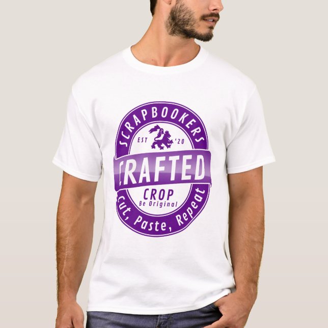 "Skrapbookers - Klipp ut, Klistra in och upprepa" T Shirt (Framsida)