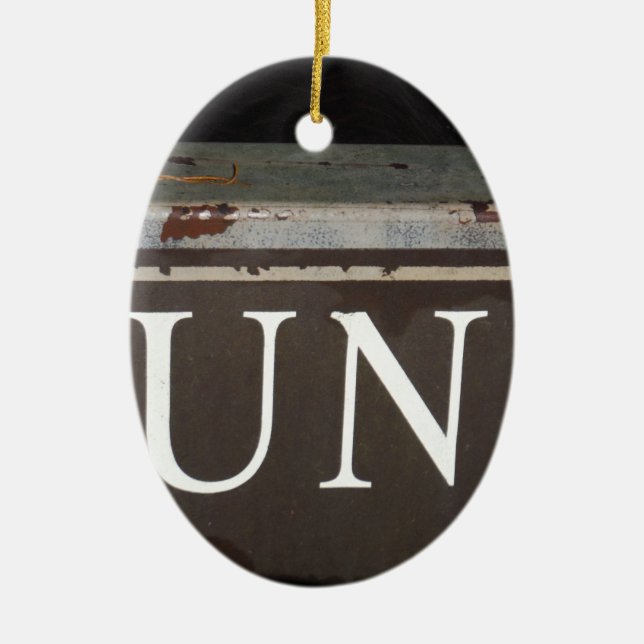 Skräppost: Vintagen bogserade lastbil-tecken Julgransprydnad Keramik (Framsidan)