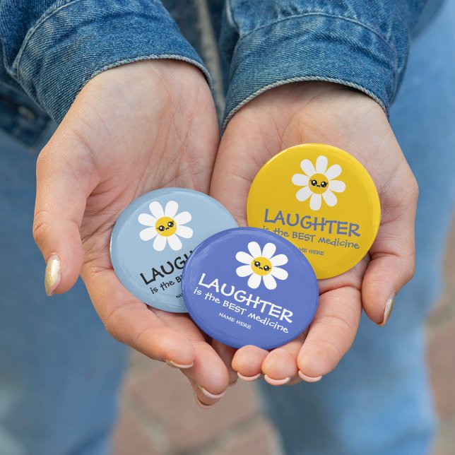 Skratt är den bästa medicinska knappen knapp (Cheer up your patients with these personalized, "Laughter is the best medicine" buttons! )