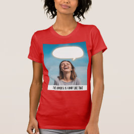 Skrattande kvinna med pratbubbeluniversum humor t shirt