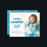 Skrattljuskort för Hanukkah Latkes<br><div class="desc">"Skrattar, skratt och ljus." Roligt, vismisk, handgjord typografi i dammig blått, turkos och teal och en slumpmässig faux-guld-folie-stjärna av David mönster mot vit bakgrund, tillsammans med fotot som du själv väljer, hjälper dig in i Hanukah. Hand plockade, vitt linjer och slumpmässiga stjärnor av David mönster täcker över en tealbakgrund på...</div>