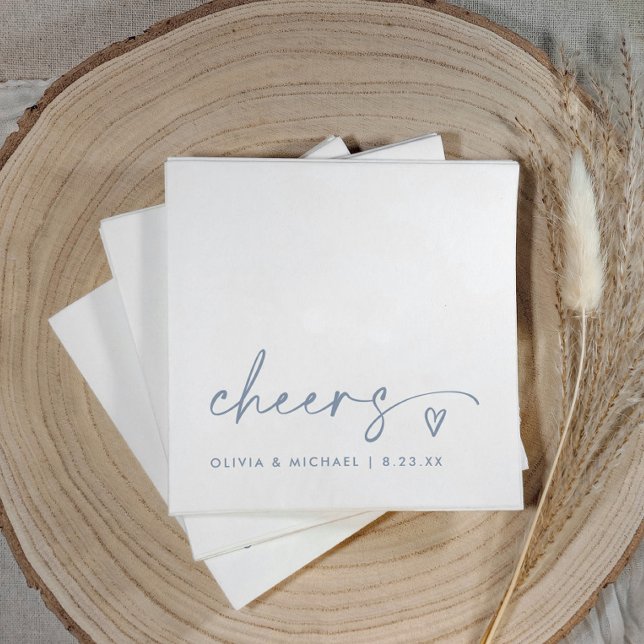 Skrift & hjärtstoft i dammig blå färg för bröllop pappersservett (Dusty blue “cheers” wedding napkins with handwritten script, heart accent, and simple modern style.)