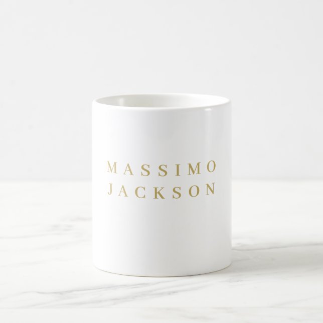 Skrift med minimalistisk professionell serif i gul kaffemugg (Center)