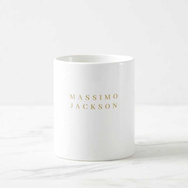 Skrift med minimalistisk professionell serif i gul kaffemugg (Center)