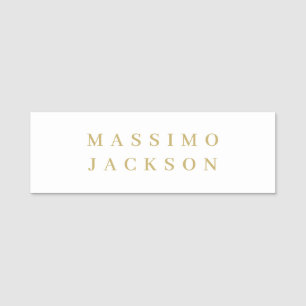 Skrift med minimalistisk professionell serif i gul namnbricka