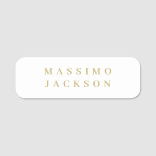 Skrift med minimalistisk professionell serif i gul namnbricka