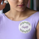 Skript av Lavender violet eucalyptus namn Knapp<br><div class="desc">En vit chic bakgrund. Dekorerad med lavender,  violetta blommigtar blommor och vattenfärgad eukalyptus greenery. Anpassa och lägg till ett namn.</div>