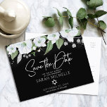 Skript för bat mitzvah Spara Date Blommigt Black S Inbjudan Vykort<br><div class="desc">Se till att alla dina vänner och släktingar kan fira din dotters milstolpe Bat mitzvah! Skicka ut den här chicen, personligen "Spara datummeddelande" vykort. En chic, förbluffande, vit och faux silver glitter blommigt vattenfärg, faux silver foil calligraphy script typography och white sans serif type överlägger en dramatisk svart bakgrund. Anpassa...</div>
