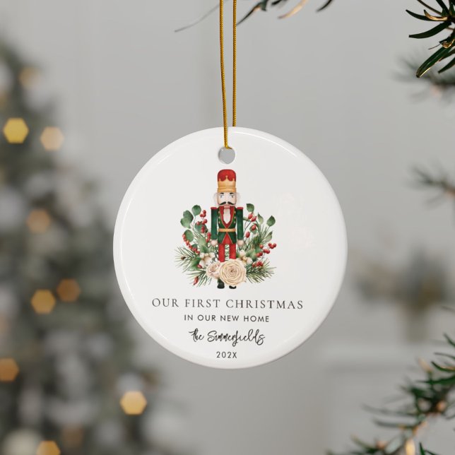 Skript för den första julen - nytt hemhägerskript julgransprydnad keramik (First Christmas New Home Nutcracker Script Ceramic Ornament)