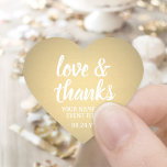 Skript för enkel Elegant för Guld Faux Foil kärlek Hjärtformat Klistermärke<br><div class="desc">Tillsätt en personlig till party favors och tackkort med anpassningsbar "kärlek och tack" hjärtformade klistermärken/kuvertförseglingar. Alla formuleringar i den här mallen är enkla att anpassa för alla tillfälle, t.ex. bröllop, möhippa, studenten, födelsedagsfest, årsdag eller pension. Den vita och guld-faux-folien har modern manusgrafi och snyggt-typografi, namn och datum. Observera att guld...</div>