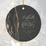 Skript för första jultomte, svart Agate Guld Julgransprydnad Keramik<br><div class="desc">I den här eleganten har den moderna dekorationen en svart vattenfärgad agatdesign som trimmas med faux guld glitter. Anpassa enkelt guld-färgad-texten på en svartvit bakgrund,  med namnen på bruden och skum i den vita handskriftssymbolen över ett stort grått-ampersand. Orden "Första jultomten" visas i serieteckensnitt tillsammans med anpassadet.</div>