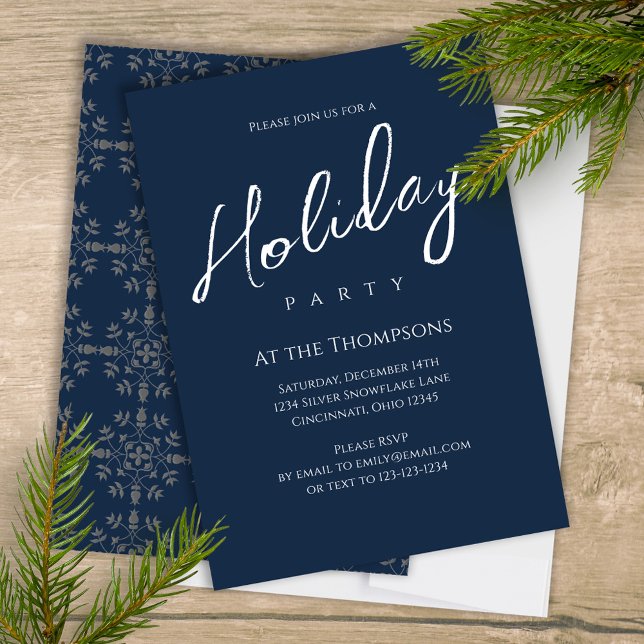 Skript för helgdag Modern Simple Navy Blue Calligr Inbjudningar (Elegant silver and navy blue snowflake pattern holiday Christmas party invitation. )