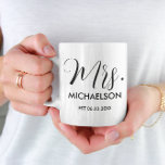 Skript för nylodrätt typdiagram kaffemugg<br><div class="desc">Nyligen "Mrs"-manustypografi</div>