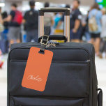 Skript för orange white namn bagagebricka<br><div class="desc">Trendigets orange bakgrund. Anpassa och lägg till ditt namn på framsidan. Din kontaktinformation på baksidan.</div>