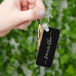 Skript för svart och vit Elegant Namnteckning Namn Nyckelring<br><div class="desc">Skapa din egen personlig eller monogrammets rektangulära form av nyckelkedjepåpa för dina bridor. Anpassa det storleka eller svarta färgen i det moderna elegant-klassskriptet för byten av handskrivet calligrafi. Ändra den svarta bakgrundstexten färg eller vit färger och skugga så att den matchar bröllop-paletten.</div>