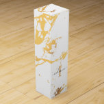 Skript Namn Monogram Guld Marble Mönster Presentask För Vinflaska<br><div class="desc">Monogram Guld Marble Mönster Skript Inledande Namn vin</div>