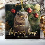 Skript Pet Photo First jul Forever Home Guld Julgransprydnad Keramik<br><div class="desc">Fira ditt husdjurs första jul i sitt nya hem med denna vackra moderna keepsaksprydnad. I texten står det "Första julen i mitt päls-i-hem" med ord "päls-i-hem" i fotfolie av elegant guld. Byt ut exempelbilden mot ett foto av katten eller hund och lägg till namn och året i guld-färgadens sans serif-teckensnitt....</div>