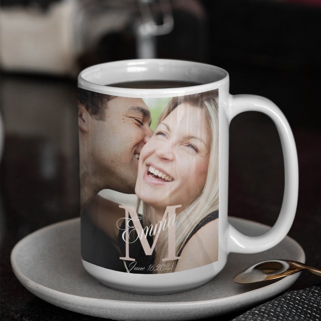 Skriptad överläggningsartikel kaffemugg (“Romantic coffee mug with full photo design, serif initial overlay, flowing script name, and date.”)