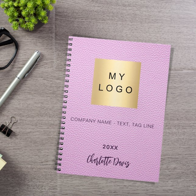 Skriptaffärslogotyp i rosa lädernamn anteckningsbok (Skapare uppladdad)