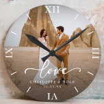 Skriptårsdagen för bröllop Photo Kärlek Rund Klocka<br><div class="desc">Fira kärlek med vår personlig bröllop fotominnesdag i kärlek,  som innehåller ett elegant och chicens moderna design. Den här personligen är en fotoklocka som på ett vackert sätt visningar ditt favoritfoto från bröllop,  skapar det som en tidlös nyckelfråga för nyfödda eller en tankeväckande bröllop-årsjubileum!</div>