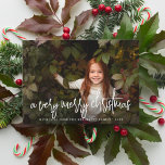 Skriptbrev och stjärnor, julfotfoto för Helgdag Julkort<br><div class="desc">Fira säsongen med det här moderna och enkla helgdag-kortet från Cali Graphics. Framsidan av det här julkortet har ett valfritt utfallsfoto av fullt. Längs grund på kortet finns det valfritt hälsning som är skrivet i ett skript som namnteckning snyggt. Det finns ett svart ombre-överlägg på fotot för att få det...</div>