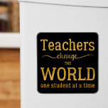 Skriptcitat för lärarinspiration vid guld magnet<br><div class="desc">"Lärare byter världen en student i taget",  tankeväckande typografi citat i svart och guld. Observera att bakgrunden till färg kan ändras (efter att du valt alternativet CUSTOMIZE).</div>