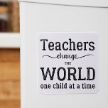 Skriptcitat för lärarinspirationstyp magnet<br><div class="desc">"Lärare byter världen ett barn i taget",  tankeväckande typografi citerar i svart och vitt. Observera att bakgrunden till färg kan ändras (efter att du valt alternativet CUSTOMIZE).</div>