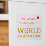 Skriptcitat för lärarskribenten namn guld magnet<br><div class="desc">Personlig "DIN TEACHER byter världen ett barn i taget" tankfull typografi citat i rött,  guld och vitt. Tack för din lärargåva! — Observera att bakgrunden till färg kan ändras (efter att du valt alternativet CUSTOMIZE).</div>