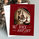 Skriptet Merry & Bright Red Elegant Photo Jul Helg Vykort<br><div class="desc">Märka och ljusa fotokortsutformningar i festive red and white med elegant script typsnitt. Den här helt redigerbara julkortsdesignen innehåller utrymme för ett foto,  ditt namn och utrymme för att lägga till personligen. Gör det här trendiget fotot julhelg extra speciellt med det här moderna Julhälsningar kortet.</div>